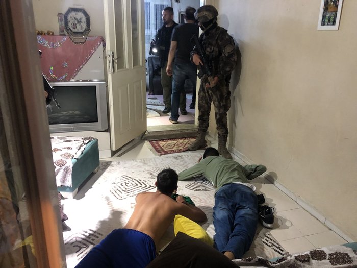 Polisten eş zamanlı baskın: Hepsi ele geçirildi