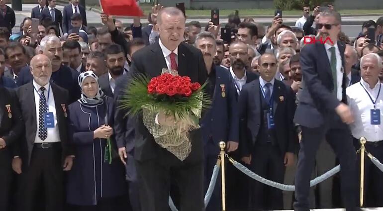 Cumhurbaşkanı Erdoğan 15 Temmuz Anıtı'na çelenk koydu