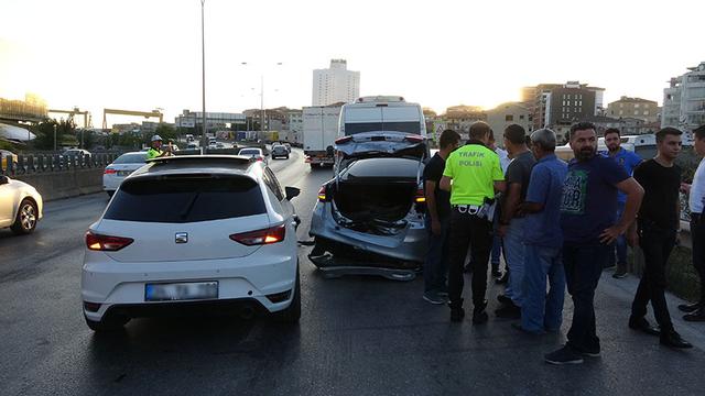 Pendik'te zincirleme trafik kazası! 4 araç birbirine girdi