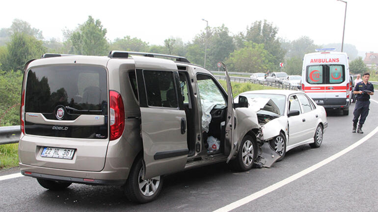 TEM'de feci kaza! Kafa kafaya çarpıştılar