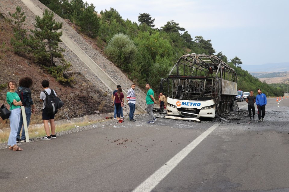 TEM'de panik! Seyir halindeki otobüs cayır cayır yandı