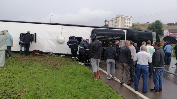 Çanakkale'de otobüs devrildi: Ölü ve yaralılar var