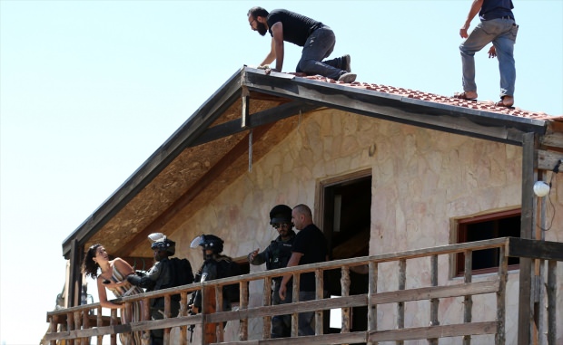 Tüm dünya onu konuşuyor! Müslüman kadın tek başına onlara direndi! 