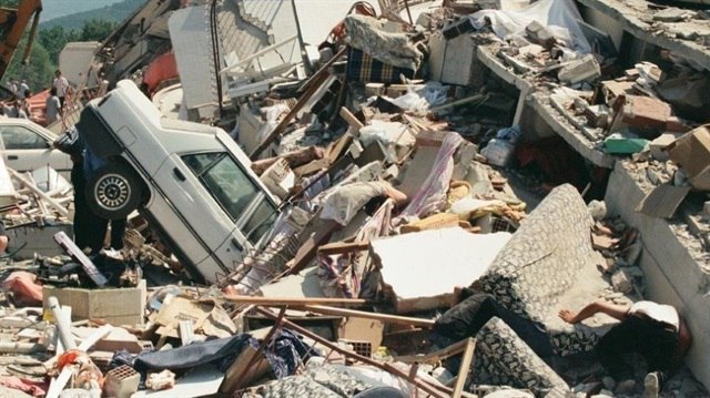 17 Ağustos 1999 Marmara Depreminden geriye kalan fotoğraflar, anı ve videolar