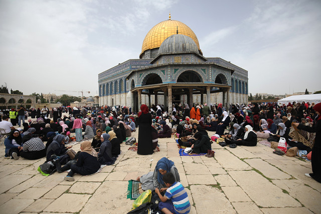 Mescid-i Aksa'da 200 bin filistinli namaza durdu