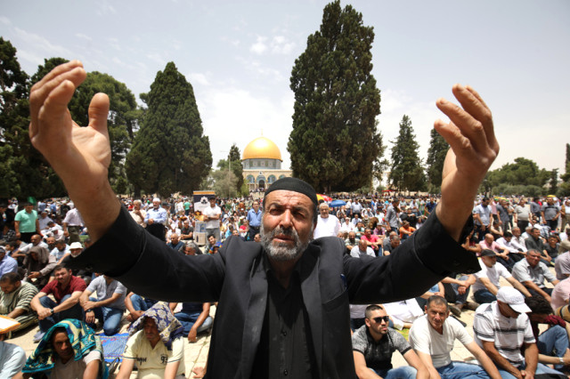 Mescid-i Aksa'da 200 bin filistinli namaza durdu