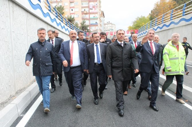 Elazığ’da "Katlı Kavşak" projesinin alt geçit kısmı trafiğe açıldı