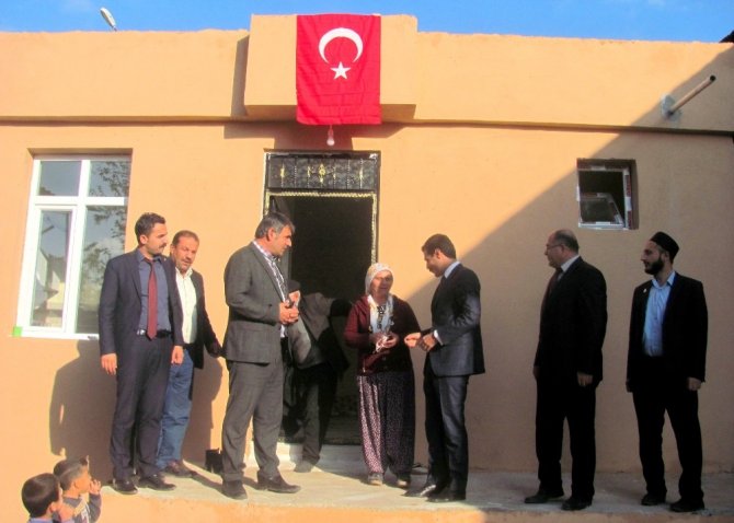 Evsiz kadına Kaymakam ev yaptırdı