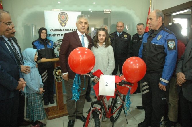 Emniyet’ten öğrencilere bisiklet