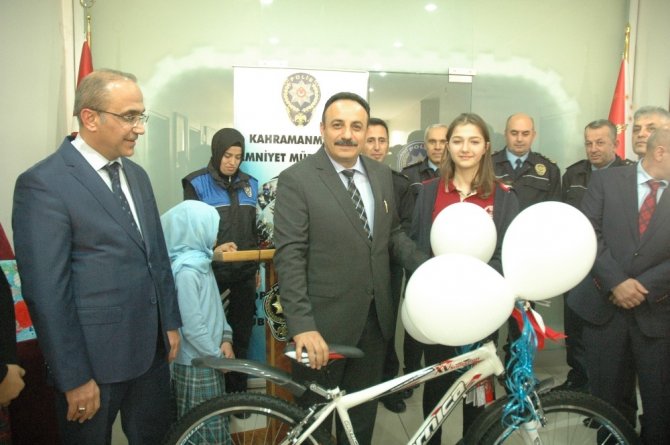Emniyet’ten öğrencilere bisiklet
