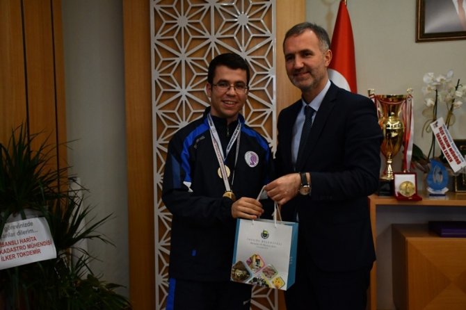İnegöl Belediye Başkanı Alper Taban'dan Başarılı sporculara ödül