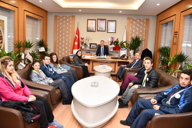İnegöl Belediye Başkanı Alper Taban'dan Başarılı sporculara ödül