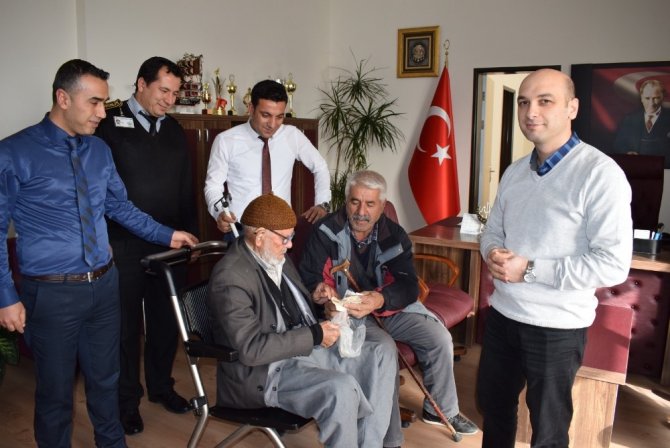 Güvenlik görevlisi Bulduğu parayı sahibine teslim etti!