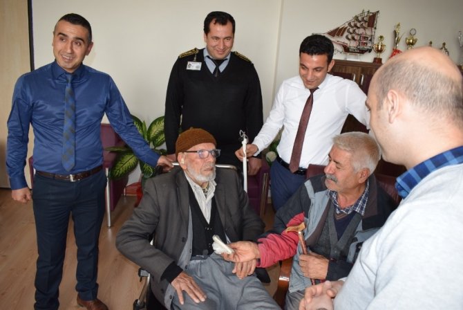 Güvenlik görevlisi Bulduğu parayı sahibine teslim etti!