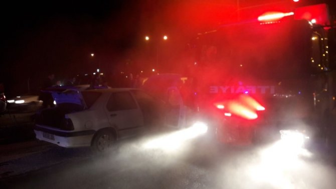 Şanlıurfa çevik kuvvet kavşağında Seyir halindeki otomobil alev aldı