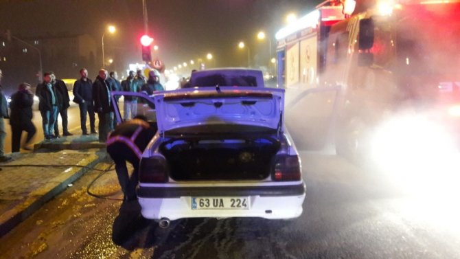 Şanlıurfa çevik kuvvet kavşağında Seyir halindeki otomobil alev aldı