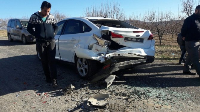 Adıyaman'ın Gölbaşı Yeşilova köyü girişinde İki otomobil çarpıştı: 2 yaralı