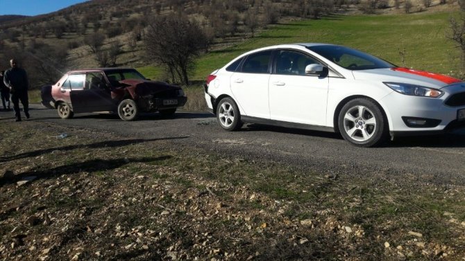 Adıyaman'ın Gölbaşı Yeşilova köyü girişinde İki otomobil çarpıştı: 2 yaralı