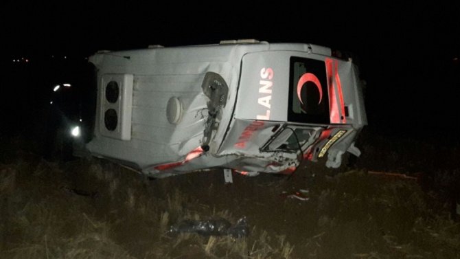 Kayseri'de Ambulans şarampole devrildi: 3 sağlık personeli yaralandı