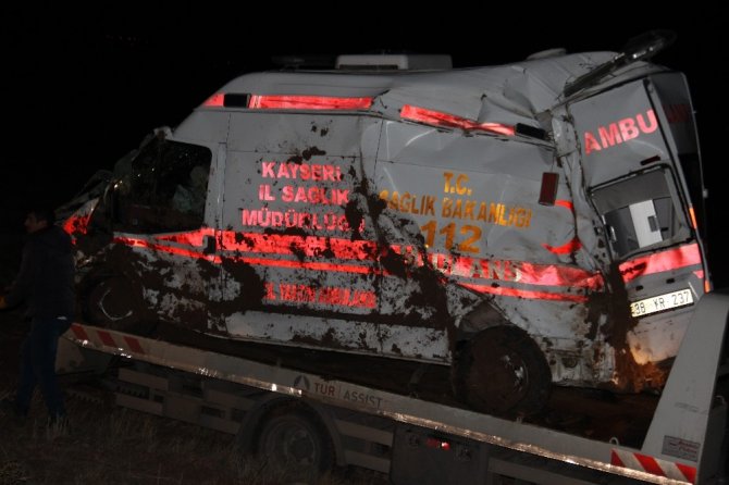 Kayseri'de Ambulans şarampole devrildi: 3 sağlık personeli yaralandı