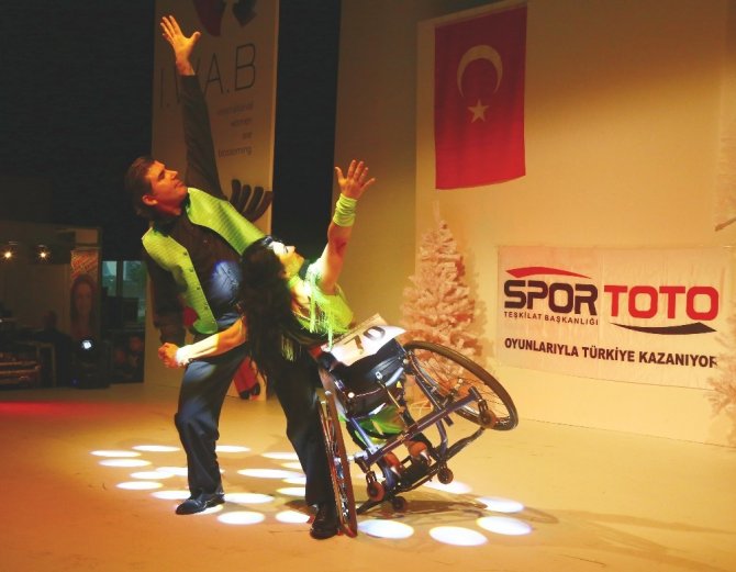 Tekerlekli sandalyeyle yaptıkları dansla etkilediler