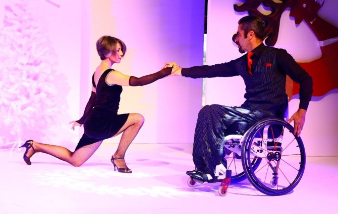 Tekerlekli sandalyeyle yaptıkları dansla etkilediler