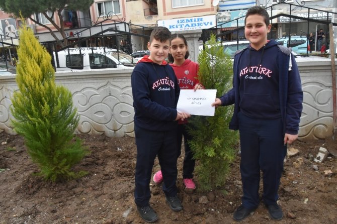 Aliağa Belediyesi okul bahçeleri yeşillendiriyor