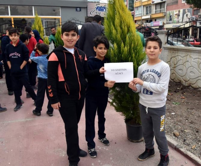 Aliağa Belediyesi okul bahçeleri yeşillendiriyor