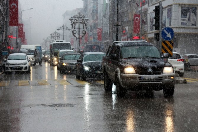 Van'da aniden bastıran kar yağışı vatandaşları hazırlıksız yakaladı