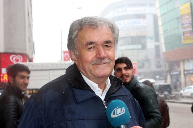 Van'da aniden bastıran kar yağışı vatandaşları hazırlıksız yakaladı