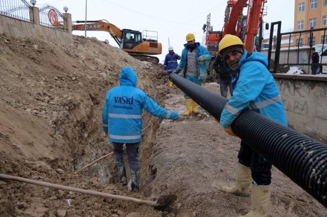 Van'da Dondurucu soğukta kanalizasyon çalışması