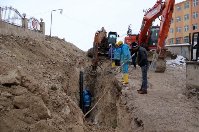 Van'da Dondurucu soğukta kanalizasyon çalışması