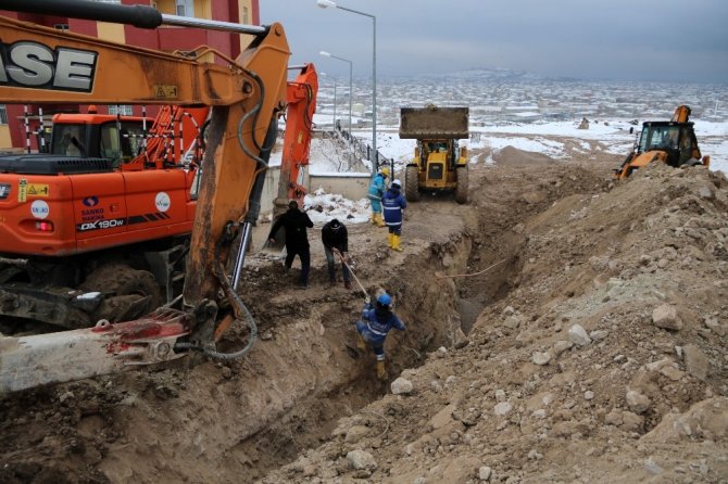 Van'da Dondurucu soğukta kanalizasyon çalışması