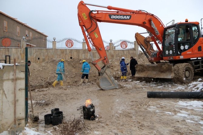Van'da Dondurucu soğukta kanalizasyon çalışması