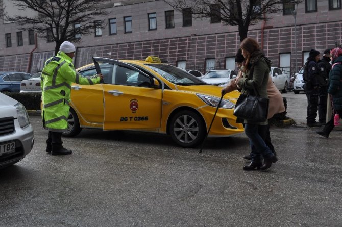 Eskişehir'de Trafik polisinden alkışlanacak hareket