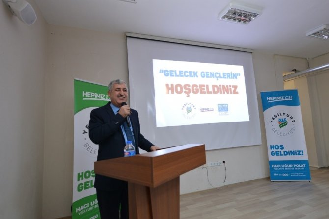 Yeşilyurt Belediye Başkanı Hacı Uğur Polat öğrencilerle selfie çekildi