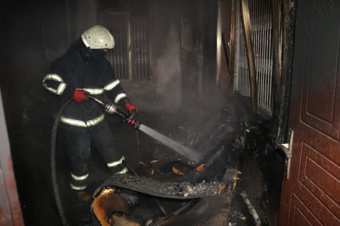 Adana'da Elektrikli battaniyeden çıkan yangın evi kül etti!