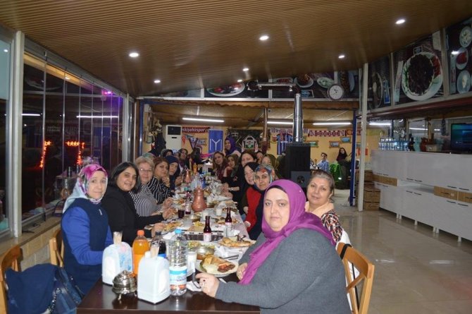 Ak Parti Bilecik Kadın Kollarının haftalık olağan yönetim kurulu toplantısı Vezirhan’da yapıldı