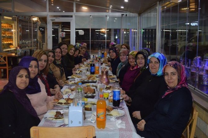 Ak Parti Bilecik Kadın Kollarının haftalık olağan yönetim kurulu toplantısı Vezirhan’da yapıldı