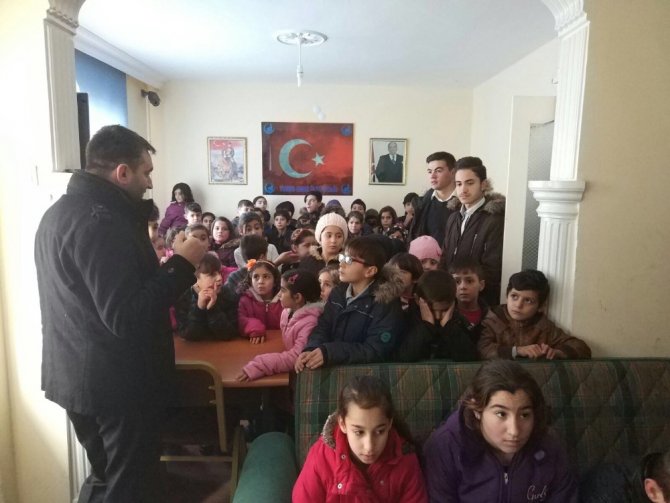 Eskişehir Ülkü Ocakları'ndan Karne Hediyesi