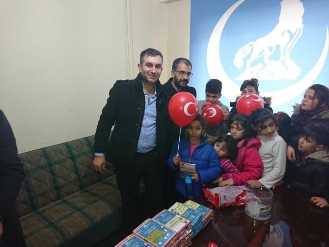 Eskişehir Ülkü Ocakları'ndan Karne Hediyesi