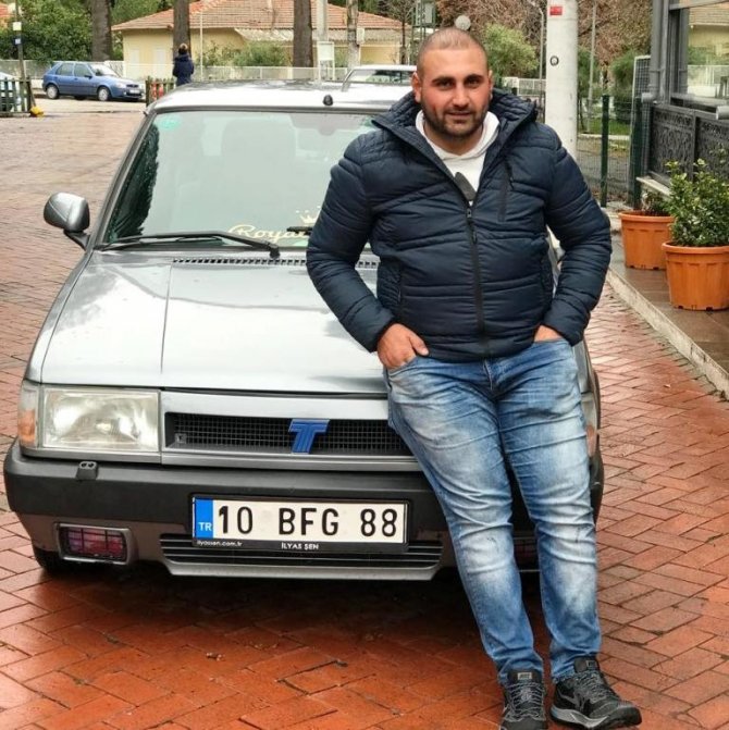 Ayvalık’ta orta refüjü aşan otomobil süt tankerine çarptı