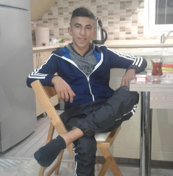 Ayvalık’ta orta refüjü aşan otomobil süt tankerine çarptı