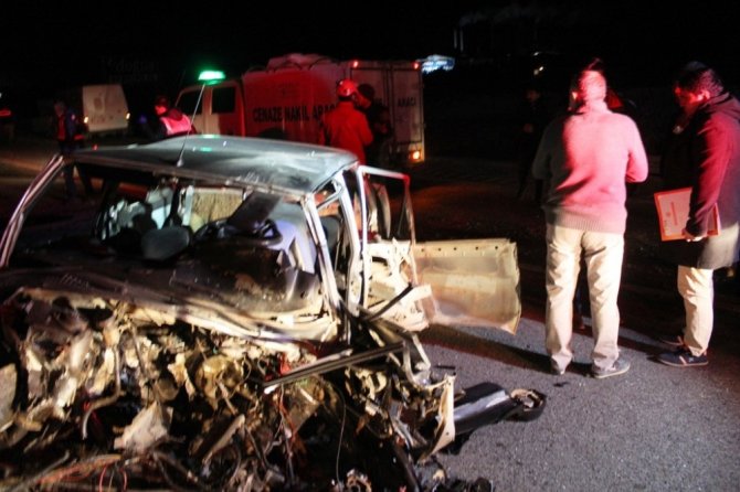 Ayvalık’ta orta refüjü aşan otomobil süt tankerine çarptı