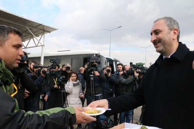 Başbakan Yardımcısı Hakan Çavuşoğlu: “Tehdit neredeyse Türkiye onu bertaraf edebilecek güçtedir”
