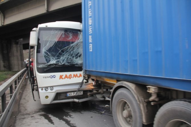 Kocaeli’de midibüs tıra çarptı: 7 yaralı