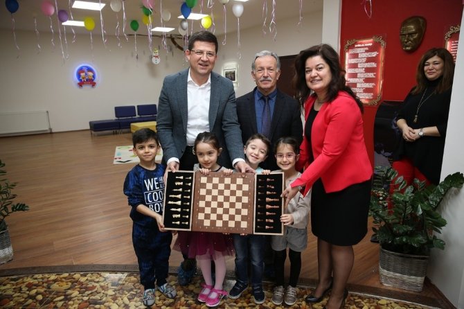 Başkan Subaşıoğlu miniklerle çömlek yaptı