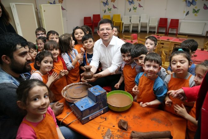 Başkan Subaşıoğlu miniklerle çömlek yaptı