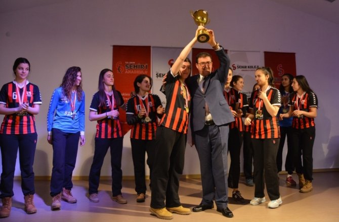 Dünya Liseliler Hentbol Şampiyonasına katılacak öğrencilere destek