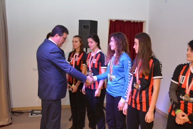 Dünya Liseliler Hentbol Şampiyonasına katılacak öğrencilere destek